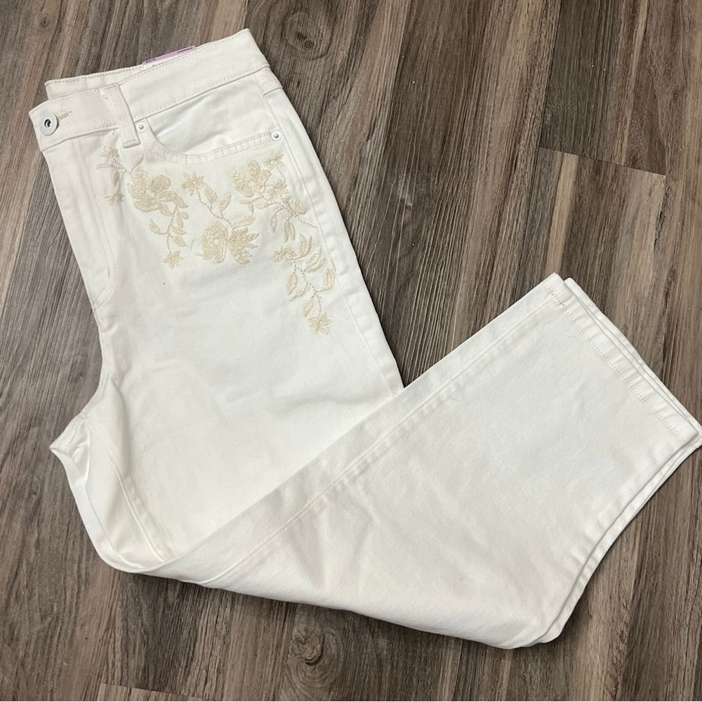 Sweet INC white jeans with cream flower emblems